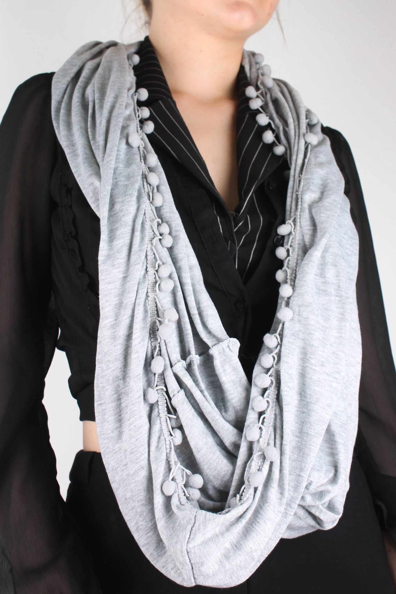 BRANDLESS - Infinity Scarf Gris Con Pompones