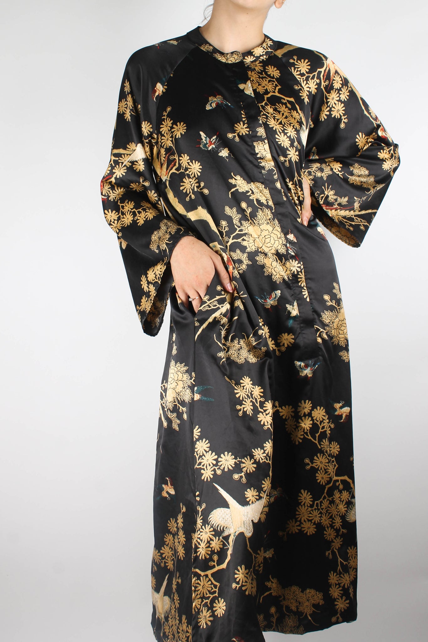 NATORI - Vestido Negro Satinado Con Flower Print Dorado